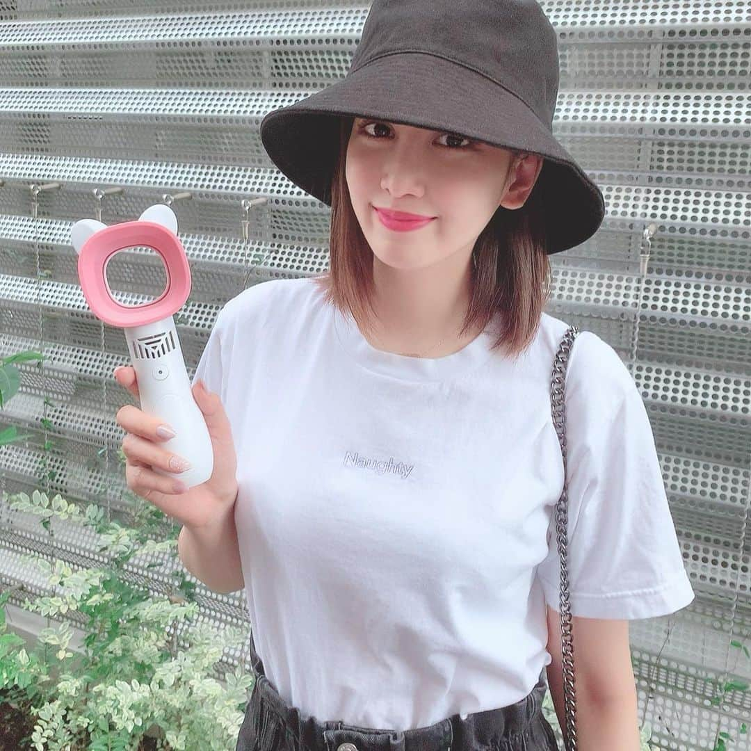 梅田えりかのインスタグラム：「猫耳手持ち扇風機めっちゃ可愛くない？😆💓✨  ファン無しだから小さなお子さんとかワンちゃんにも安心だよ🙌🏻✨  USB充電式でバッテリーは約10時間も持つんだって‼️‼️えりはホワイトにしたけどブラックもあるよぉぉ😎  (@jemi_shop626)から購入できます😘☝️  被らないし！可愛いって好評っ✨  ちなみに着てるTシャツは(@naughty_fashionsite)  デザインに一目惚れ❣️ 他のもお洒落なの多め😎  #猫耳扇風機#韓国ファッション#韓国コスメ#instagood#ハンディファン#手持ち扇風機#新大久保#可愛い#tokyo#jemishop#ジェミショップ#fashion #tシャツコーデ #naughty」