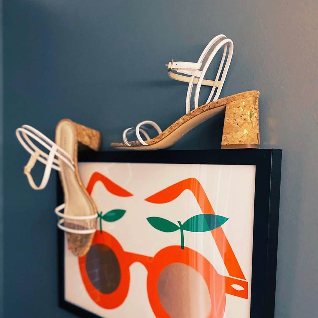 SOPHIA WEBSTERさんのインスタグラム写真 - (SOPHIA WEBSTERInstagram)「☀️🍊Today’s hot picks: My 'Dree' summer sandal - designed to go with absolutely everything & a side of summer squeeze, courtesy of this ‘Juicy’ print by @newtondavey @printclublondon, found on my mum’s wall! ⁣ Cheers to that 🍹🧡🍊 ⁣ S x 🦋⁣ ⁣ #SophiaWebster」8月10日 22時24分 - sophiawebster