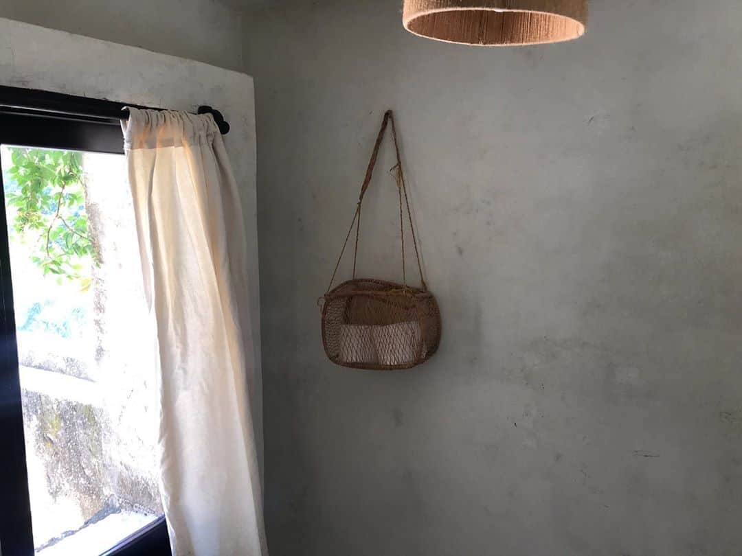トームさんのインスタグラム写真 - (トームInstagram)「Now obsessed with hand painted tin lamps , and all off white everything - We live here now PT 1 #coquicoqui (swipe for details) @coquicoquiofficial #Coba #Yucatan #Mexico」8月10日 22時25分 - tomenyc
