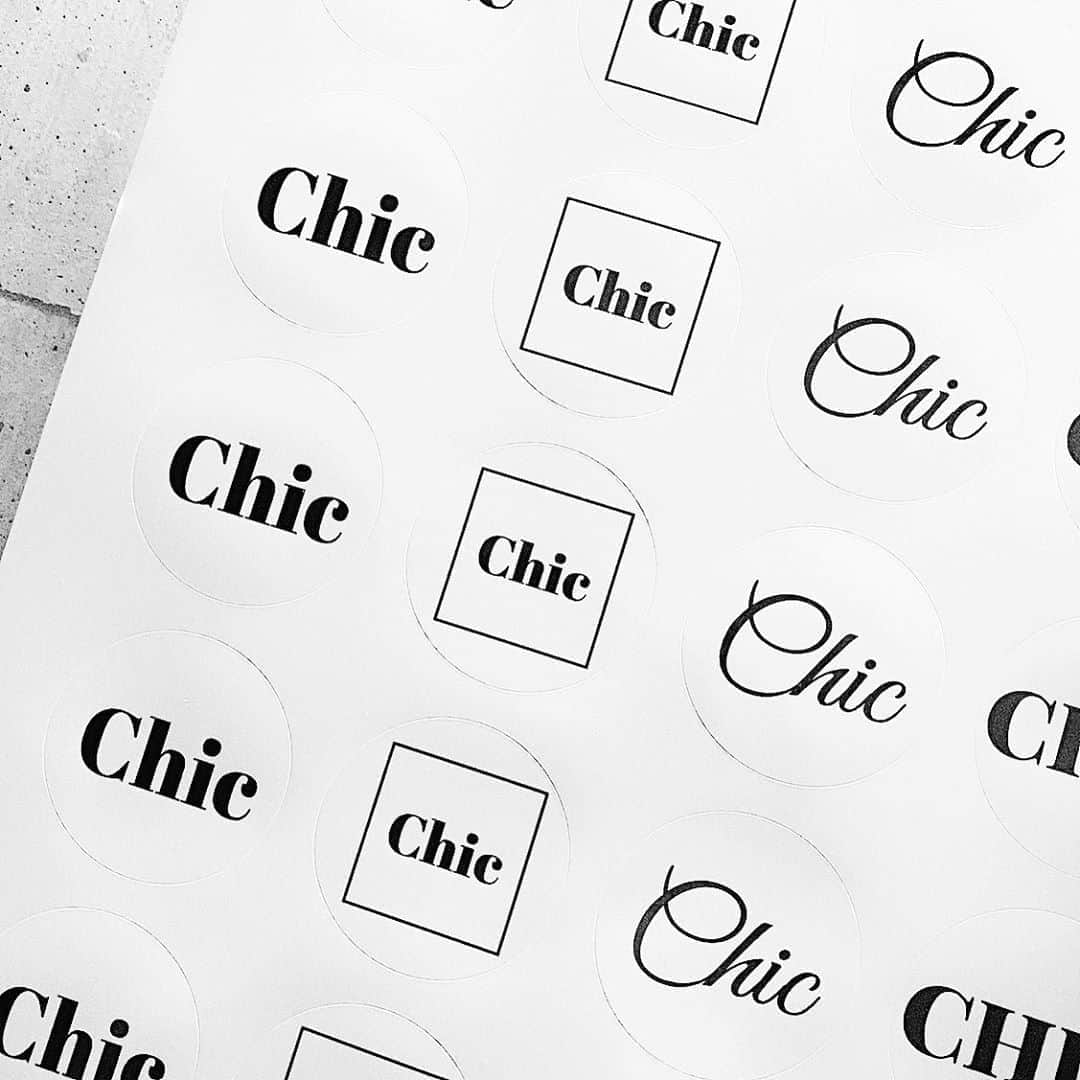 のインスタグラム：「. ブランドシール完成🤭❤️ @chic.officialshop  . . . #code#outfit#chic #韓国ファッション #オンラインショップ #シック#通販#韓国通販 #シール#ステッカー #ブランドステッカー」