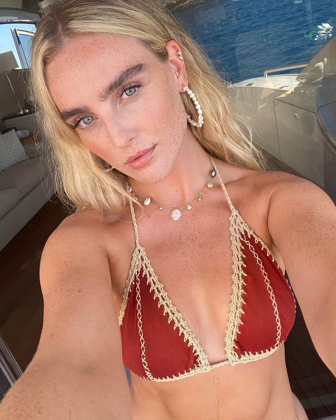 ペリー・エドワーズさんのインスタグラム写真 - (ペリー・エドワーズInstagram)「‘Tis me 🙃☀️」8月10日 22時31分 - perrieedwards