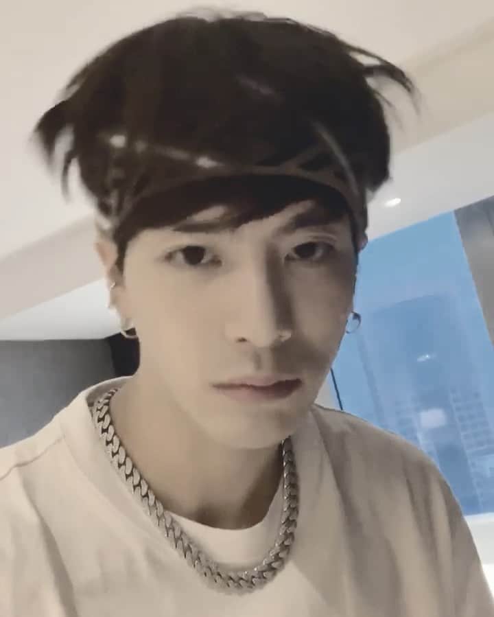 ジャクソンのインスタグラム：「🖤🤍🤎」