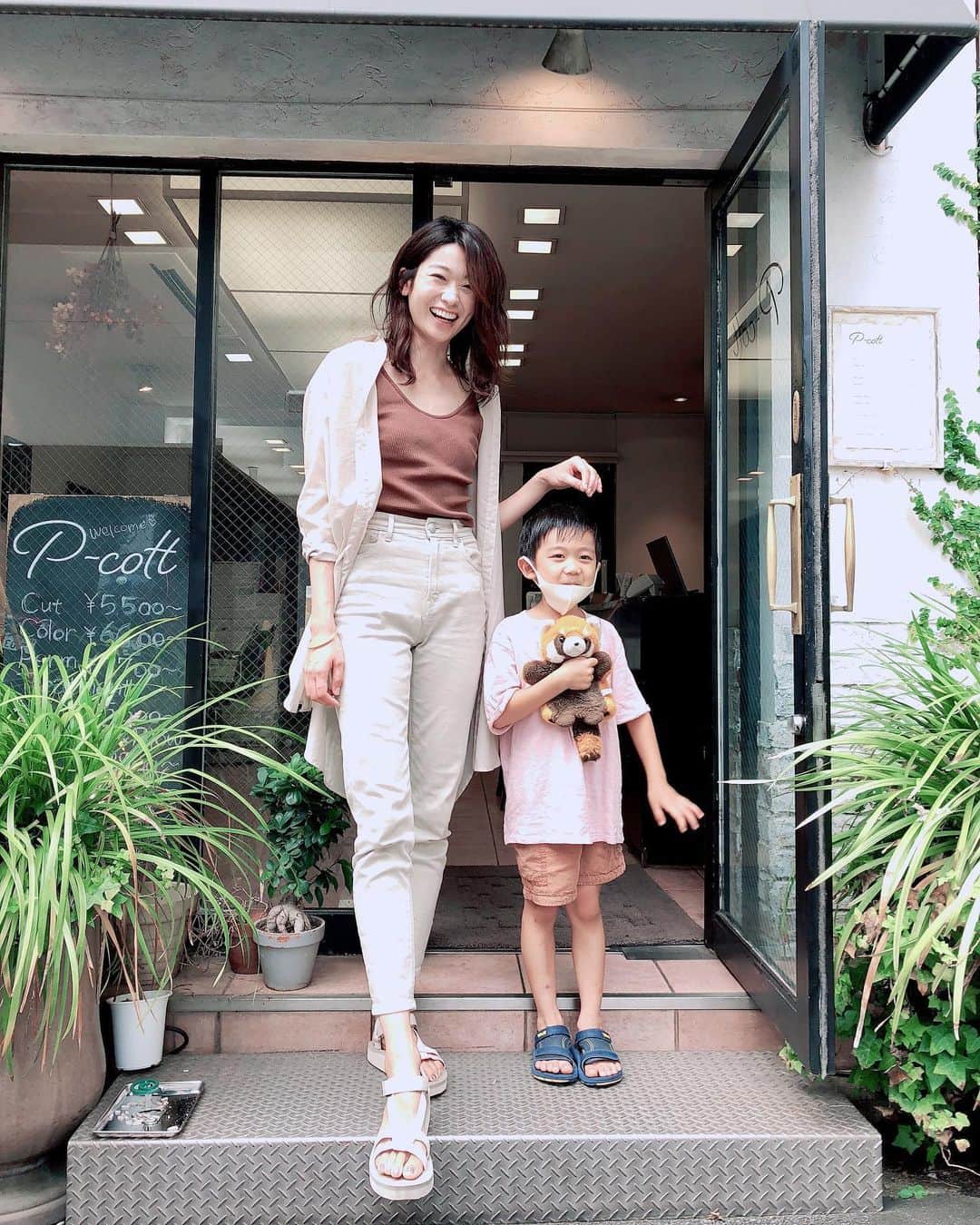 佐藤飛鳥のインスタグラム：「P-cottでヘアカッツ💇‍♀️ 今回はちむたんと一緒😘サイドと襟足すっきりしてもらっただけでだいぶイケメンカットになった〜ありがとうございました‼️ どこに行くにも相棒のあらいちゃん(レッサーパンダの人形)にぎりしめて来るあたりがまだあかちゃんと子供の境目で可愛いと思うバカ親。いつ卒業しちゃうんだろう🥺  そしてヤヌークのデニムが色も形も綺麗でかなり気に入ってる😍  そんな夏休みのはじまり🌞」