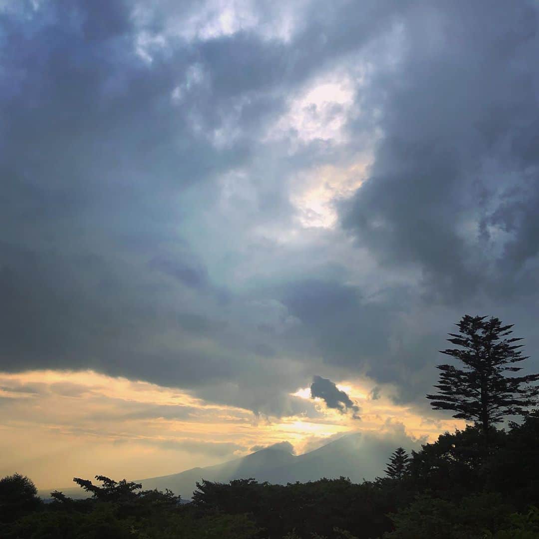 純名里沙さんのインスタグラム写真 - (純名里沙Instagram)「今日は山の日だったのですね⛰ 私も山が大好きです。 ・ 先ほどまでNHKでC・W・ニコルさんの足跡を辿った【アファンの森よ永遠に〜C・Wニコルからのメッセージ〜】という番組を食い入るように見ていました。 ・ 素晴らしい内容で、ニコルさんの言葉一つ一つに深く感じ入ってました。。 ・ 日本の素晴らしい自然の為に日本国籍を取得してまで、本当に全身全霊で尽力してくださったニコルさん。感謝しかありませんね。 近い将来、私もアファンの森を訪ねに行きたいと思いました。 ・ 1枚目の写真は、先日、日帰りで行った軽井沢の誰もいない見晴台から見た浅間山⛰神々しい光に包まれて美しかった。 ・ 人間も自然の一部だという事、決して忘れてはいけないですね。 ・ #山の日 #山大好き #自然が好き  #自然との調和  #忘れてはいけない #cwニコルさん  #アファンの森  #いつか行きたい」8月10日 22時38分 - risajunna3158