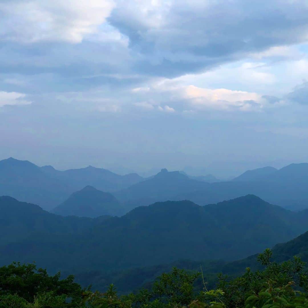 純名里沙さんのインスタグラム写真 - (純名里沙Instagram)「今日は山の日だったのですね⛰ 私も山が大好きです。 ・ 先ほどまでNHKでC・W・ニコルさんの足跡を辿った【アファンの森よ永遠に〜C・Wニコルからのメッセージ〜】という番組を食い入るように見ていました。 ・ 素晴らしい内容で、ニコルさんの言葉一つ一つに深く感じ入ってました。。 ・ 日本の素晴らしい自然の為に日本国籍を取得してまで、本当に全身全霊で尽力してくださったニコルさん。感謝しかありませんね。 近い将来、私もアファンの森を訪ねに行きたいと思いました。 ・ 1枚目の写真は、先日、日帰りで行った軽井沢の誰もいない見晴台から見た浅間山⛰神々しい光に包まれて美しかった。 ・ 人間も自然の一部だという事、決して忘れてはいけないですね。 ・ #山の日 #山大好き #自然が好き  #自然との調和  #忘れてはいけない #cwニコルさん  #アファンの森  #いつか行きたい」8月10日 22時38分 - risajunna3158