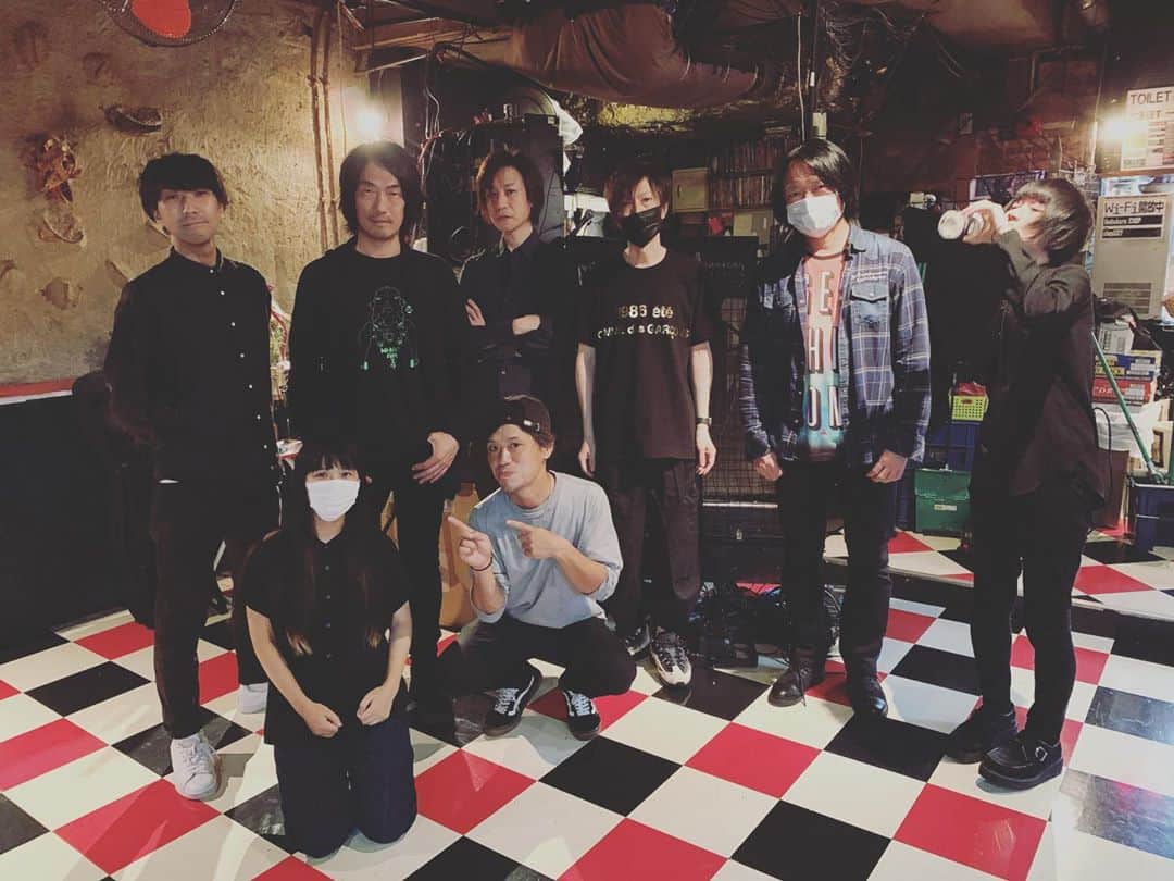 のインスタグラム：「8/6から日にちが経ってしまいましたが、配信ライブ観てくださったみなさん、池袋手刀とabout tessのみなさん、ありがとうございました！ 手刀にいると、みんなと懐かしい話をずっとしていて、普段とはまた違うとても良い時間でした。 今度はみなさんとも会場で会えますように🌲  #titiuu #abouttess #池袋手刀」