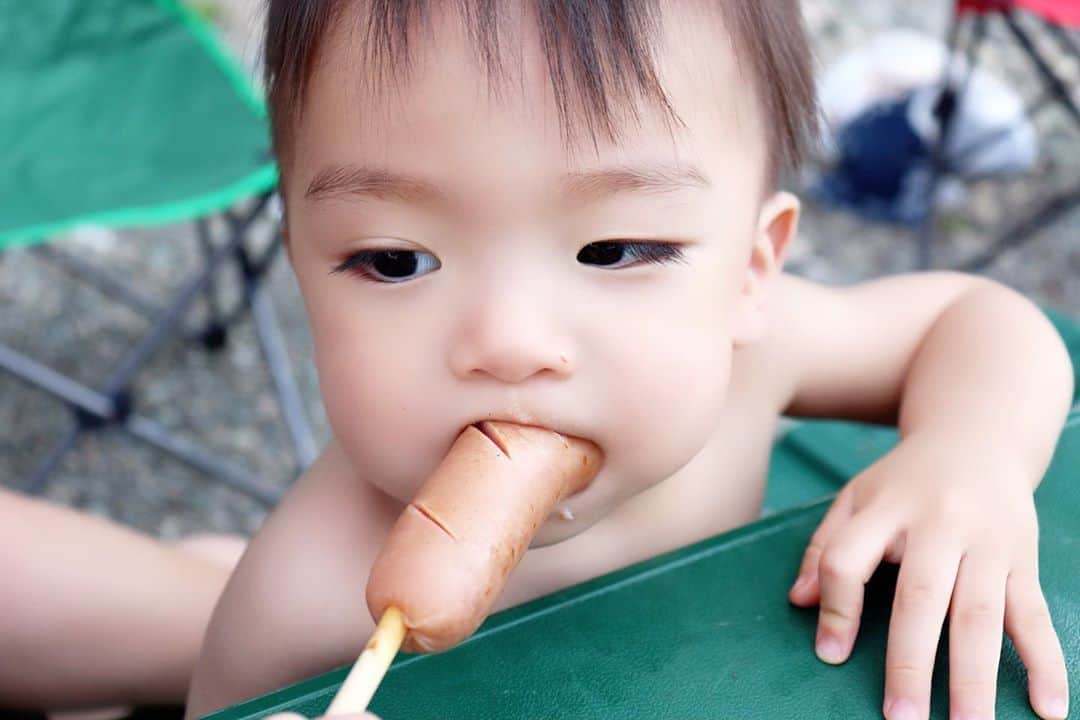 Momoeのインスタグラム：「. .  おれなんでも食ってみる🍖 . . #happy #家事 #育児 #family #家族 #boy #smile #男の子 #息子 #code #love #lucky #kids #子供 #thankyou #宝物 #ベビー #fashion #follow #心 #縁 #パパ #ママ #家族写真 #男の子ママ #赤ちゃん写真 #photo #子育て #1歳 #flower」