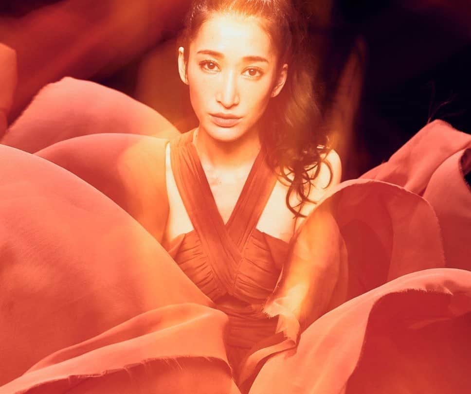 ELISAのインスタグラム：「8月26日リリース！ ELISAの新曲、『光の星』  TVアニメ「銀河英雄伝説 Die Neue These」のエンディング曲です！  あ！あと5分で22:50〜NHK Eテレよりアニメ始まるよーー❤️  #ノイエ銀英伝　#銀河英雄伝説 #エンディング曲　#光の星　 @elisa_0414」