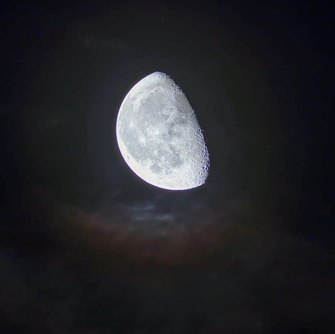 KAGAYAさんのインスタグラム写真 - (KAGAYAInstagram)「本日未明に望遠鏡を使って撮影した月です。 欠けぎわにはたくさんのクレーターが見えていました。 クレーターは月に天体が衝突してできたものです。 月には大気や水がないため40億年も前にできたクレーターも風化せず残っています。 #moon」8月10日 22時45分 - kagaya11949