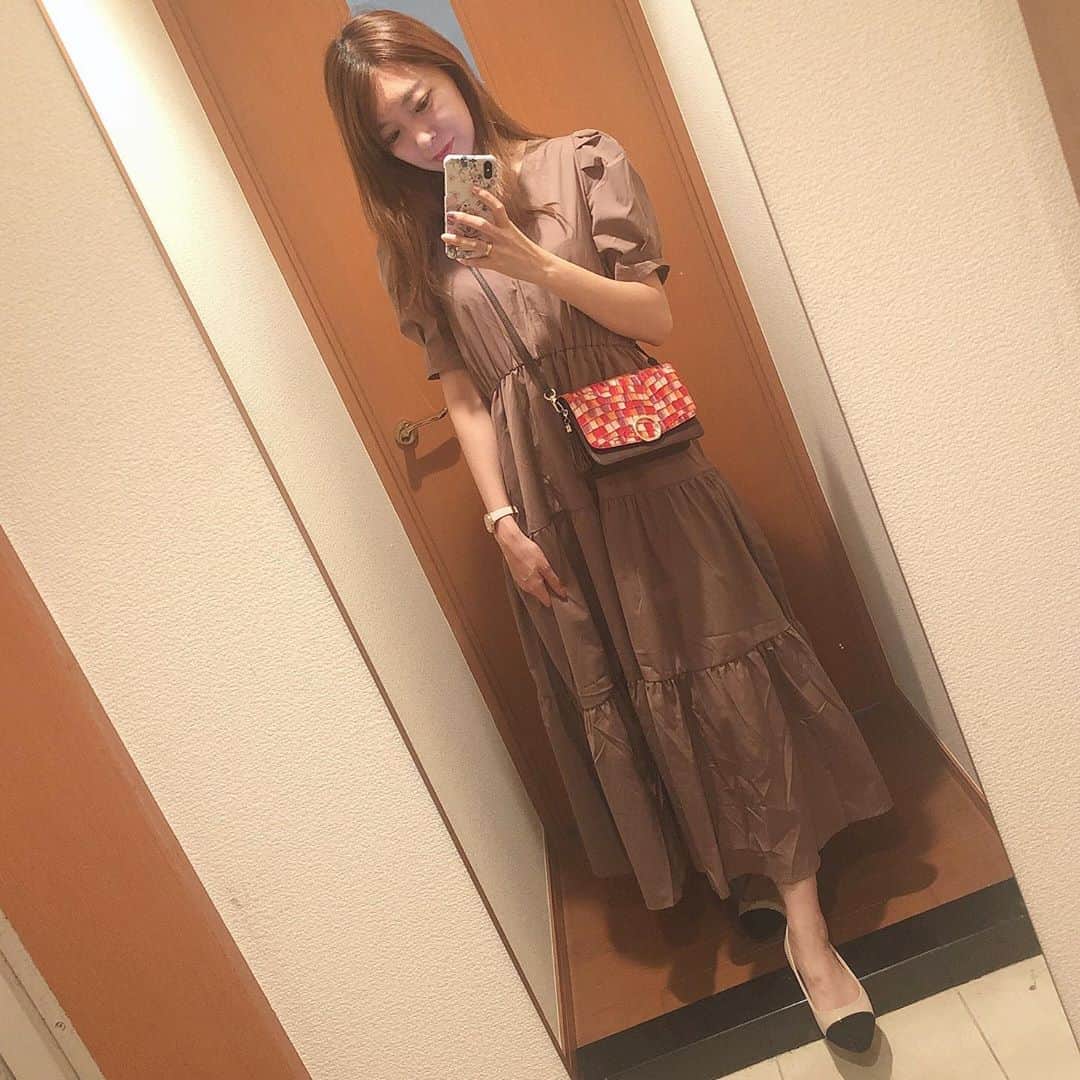 菊池かなこのインスタグラム：「. 家の中にいても暑すぎて ぐったりな毎日💦 . vivianのスエード素材のバイカラーパンプス🥿 すっごく履きやすい！ 今から秋冬まで履けるよ✨✨ 去年から欲しかったものなので遂にゲット出来て嬉しい😆🤍 . ワンピは毎週土日が送料無料なので ちょっとずつ買い足しているGRL❤︎ . . ୨୧┈┈┈┈┈┈┈┈┈┈┈┈┈┈┈┈┈୨୧ #viviancollection #vivian公式アンバサダー#vivianコーデ #2020ss #zozotown #ゾゾタウン #夏ファッション #夏コーデ #夏靴 #秋靴 #プチプラコーデ #プチプラファッション #プチプラ高見えコーデ #プチプラママコーデ #今日の靴 #靴好きな人と繋がりたい #足元倶楽部　 #ミュール #サンダル #ミュールサンダル #ミュールパンプス #パンプスコーデ#パンプス#パンプス女子 #ワンピースコーデ#ワンピコーデ #grl#グレイル#liakulea」