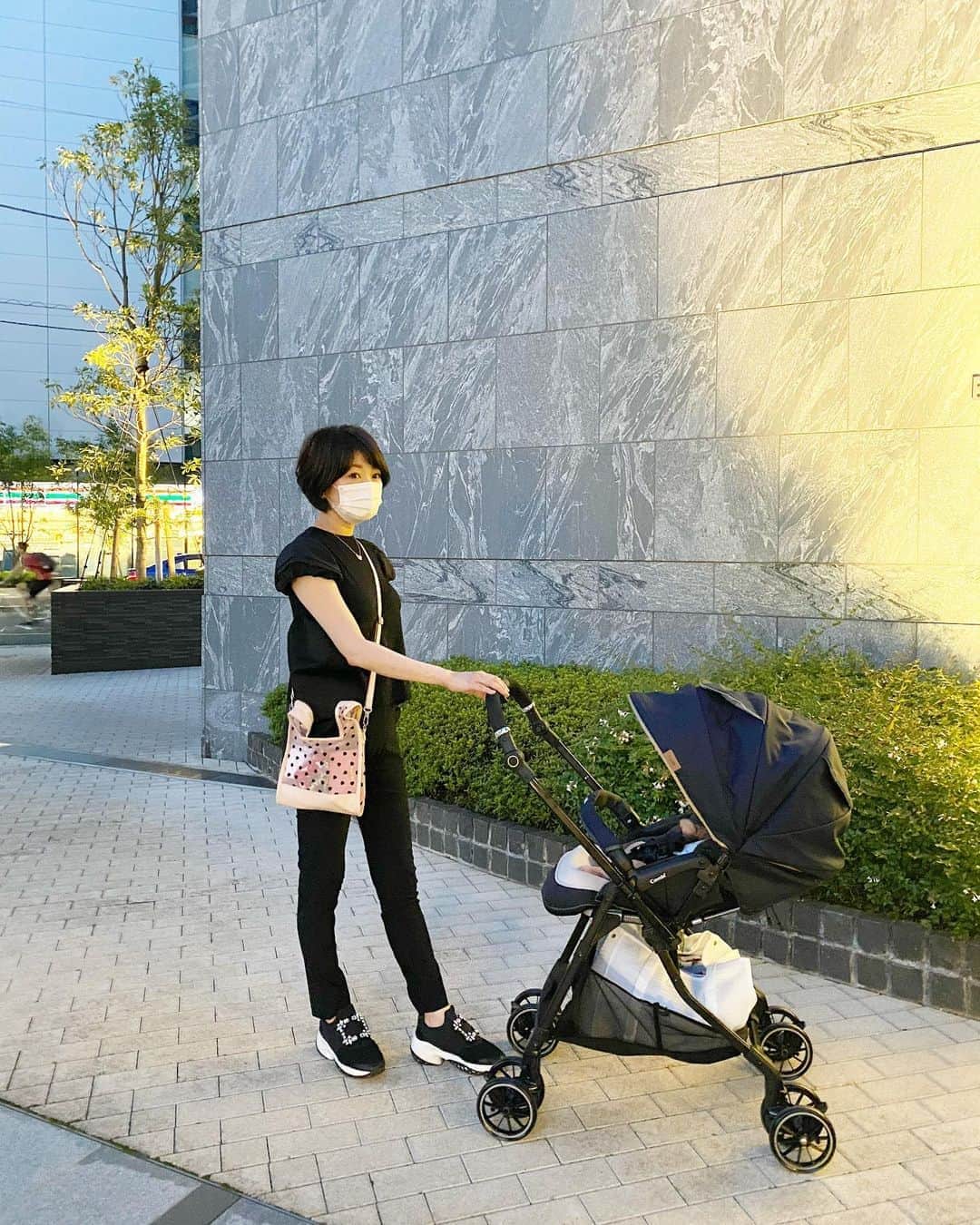 のインスタグラム：「. 先日やっと #ベビーカーデビューしました 👶🏻🎉✨ . 我が家のベビーカーは、 主人が出産祝いで頂いた @combi_babylifedesign の #スゴカル 🛒💕 名前の通り、すっごく軽くて楽ちん🎶 . tops #yokochan pants #doublestandardclothing  bag #ludlow shoes #rogervivier ダブスタの神パンツは履きやすい上に細見えしてくれるので ネイビーに続いて、黒も買い💓 . . #ベビーカーデビュー #combi #スゴカルα #スゴカル4キャス #スゴカル4キャスコンパクトエッグショック #6月生まれベビー #2020ベビー #令和2年ベビー #男の子ママ #新米ママ #生後1ヶ月 #生後1ヶ月ベビー #成長記録 #育児記録 #親バカ部 #新米ママと繋がりたい #新米ママさんと繋がりたい #ママライフ #男の子ママコーデ」
