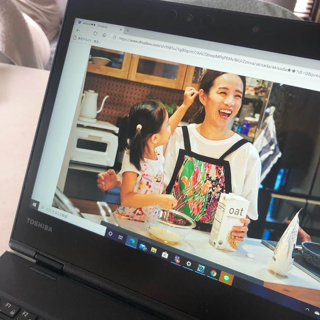 秋定麻紀子のインスタグラム：「とある撮影&インタビュー。 自分の考え方や価値観が落とし込まれている企画に出来上がりそう。  福ちゃんにメイクしてもらってるんるんな娘が可愛かったなぁー。 メイクBOX見て目がキラキラしてるの。 福ちゃんは「人がキラキラする気持ち」を大切にしているヘアメイクさんだから、見ててなんか感動しちゃったな。 娘のキラキラをありがとうございます。  撮影終わってデータ確認してた時にビックリしたのが、仕事している時と娘といる時の自分の顔つきが違いすぎてすごいビックリした。 目の前に愛があると人ってこんなに表情に出るんだなぁーって。  昔だと大好きな彼と一緒に写ってる写真とかさ（笑） 幸せそうな顔がハッキリ。 アレ面白いよね。  いくつになっても感情表現力を豊かに過ごしたいよね。」