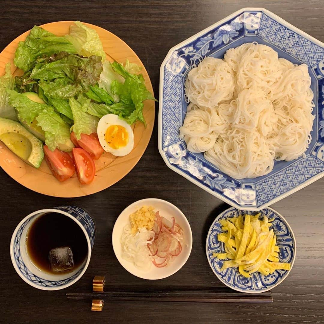 祐真朋樹さんのインスタグラム写真 - (祐真朋樹Instagram)「素麺チュルチュル  #晩ご飯 #そうめん  #アボカド  #祐ご飯 #利ご飯 #みょうが #しょうが #ネギ  #錦糸卵 #完食 #染付け @arabiaofficial  @arabiaofficial_japan  @iittala_japan #食後皿アート」8月10日 22時52分 - stsukezane