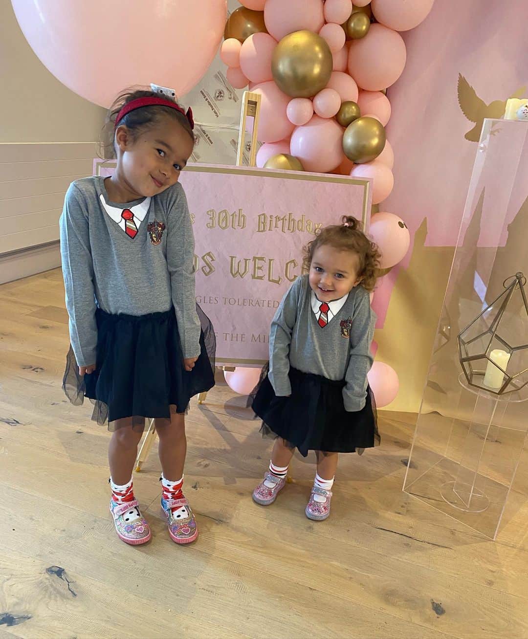 スコット・シンクレアのインスタグラム：「My cheeky little princesses♥️」
