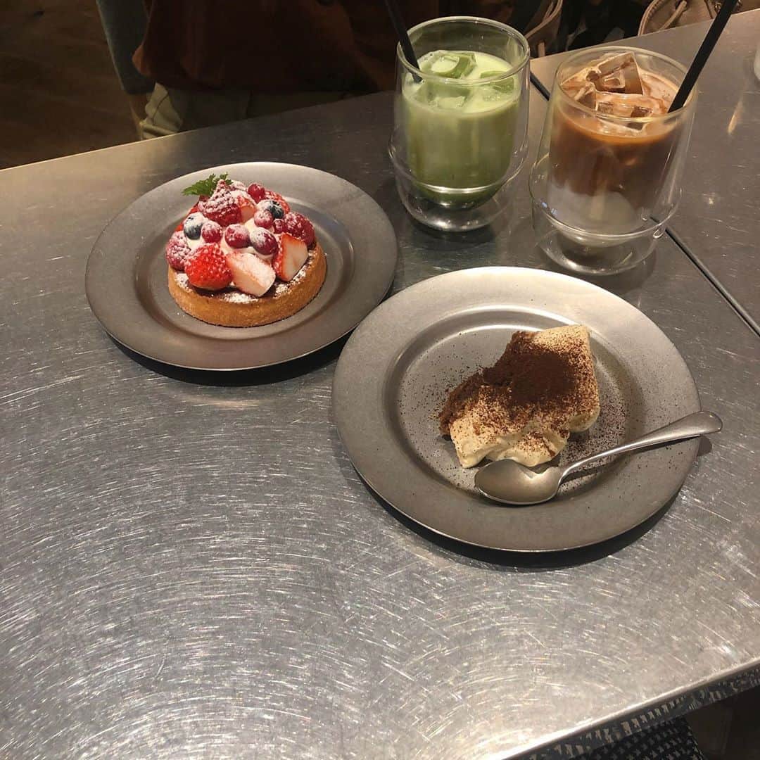 のインスタグラム：「みなさんこんばんわっっ  甘い物って何でいつも食べたくなるんだろう、、、 私はめちゃくちゃ甘党なんです🍯‪♡  でも甘いの食べるとしょっぱいの食べたくなってずっとこのループの繰り返しなんです笑  東京にはお洒落なカフェが沢山あって時間があればインスタで探しては友達とカフェ巡りしてます🤭  どこかお勧めのカフェとかありますか？レトロなカフェも好きです⌛️♡  今日も1日お疲れ様でした！😌 明日も楽しい1日になりますようにっ♡  よければ今日の分の#のんポチ もお願いしますっ🥺  #lohasbeanscoffee#カフェ巡り#東京カフェ#ミス桜美林コンテスト2020#ミス桜美林#桜美林ミスコン#のんポチ#카페#카페스타그램#케이크#お洒落さん」