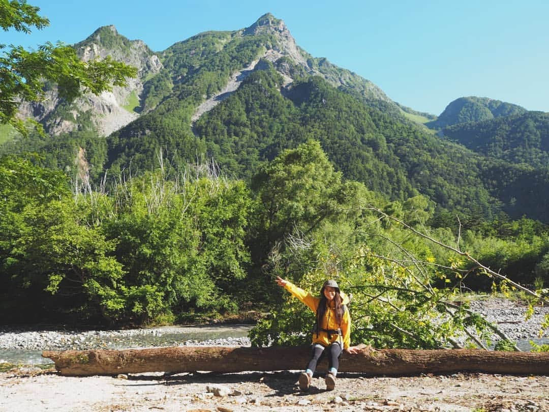 服部ひで子のインスタグラム：「💚🗻今日は山の日😚🗻💚  決して 早くは登れないし  めちゃくちゃ ゆっくりだけど  一歩一歩  ちゃんと 自分自身の足で  しっかり地を踏みしめながら 前に進んで行く。  きっと、私の性分に合ってるんだと思います、山登りは😌🌱  #山の日」