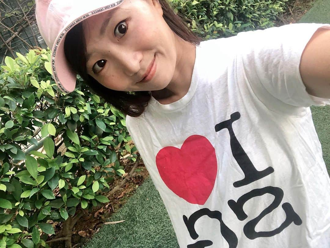 橋本麻里衣さんのインスタグラム写真 - (橋本麻里衣Instagram)「I❤︎SG..☺︎ ＊ ＊ Happy 55th Birthday Singapore!!  8月9日はシンガポールの独立記念日、ナショナルデー。今年はベランダから花火を見ただけですが、わたしはI❤︎SG Tシャツを、息子たちには民族衣装「サロンケバヤ」を着せてみました。 （→本当は女の子用なのだけど..ね😉） ＊ そ.し.て、以前ご紹介したオンラインヨガ@soelu_official では現在もキャンペーン実施中!！ お友達にも評判なので、おうち時間にぜひ、わたしの招待コード「20mari04」を入れて30日間の無料体験をしてみてください❤︎ キャンペーンコード→ 20mari04 #SOELU#SOELUな暮らし#ソエル#ていねいな暮らし#オンラインヨガ#おうちヨガ ＊ #singaporelife#sglocallife#lifeinsingapore#igsg#sgig#シンガポールライフ#シンガポール生活#シンガポール在住#シンガポール子育て#シンガポールおすすめ#ヨガ#ヨガウェア#アイラブシンガポール#サロンケバヤ#男の子のママ#生後19ヶ月#4歳#二児ママ#海外生活#Tシャツしわしわ ☺︎」8月10日 22時56分 - mariihashimoto