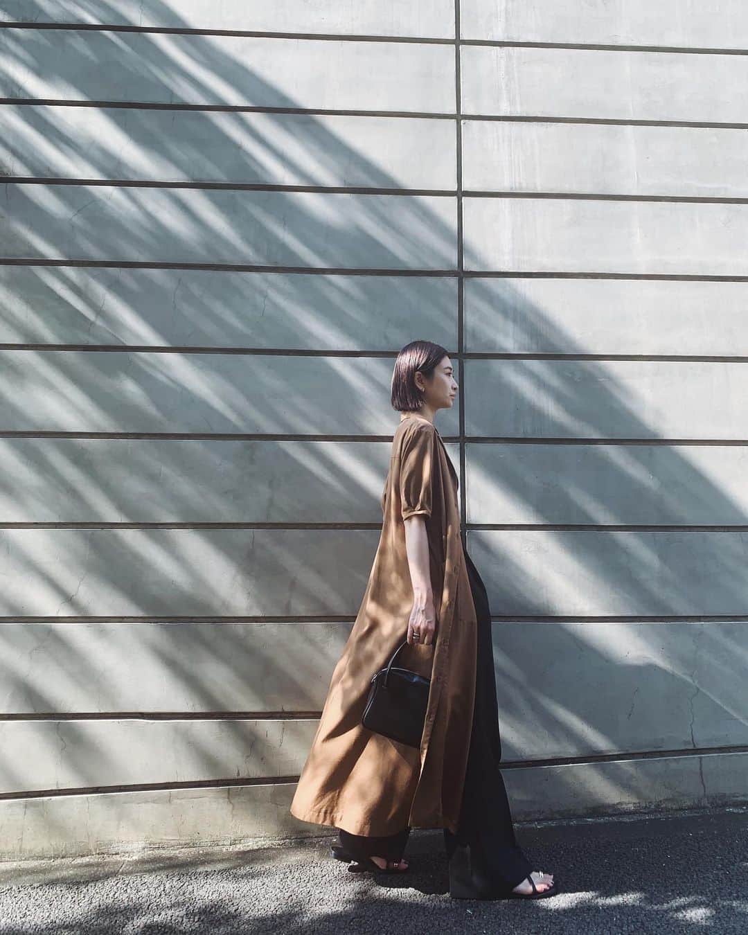 中村真里さんのインスタグラム写真 - (中村真里Instagram)「.﻿ 最近、こちらのワンピースブラックを紹介したのですが☻ 羽織りのコーディネートも参考になればと思い色違いのキャメルで着てみました。﻿ 私は甘くならないようにオールブラックで少しの肌見せ。﻿ ﻿ ◽︎ Feminine look OP﻿ ﻿ #RIMARK#RIMARK_staffsnap﻿ #RIMARK_FemininelookOP」8月10日 22時56分 - _marinakamura_