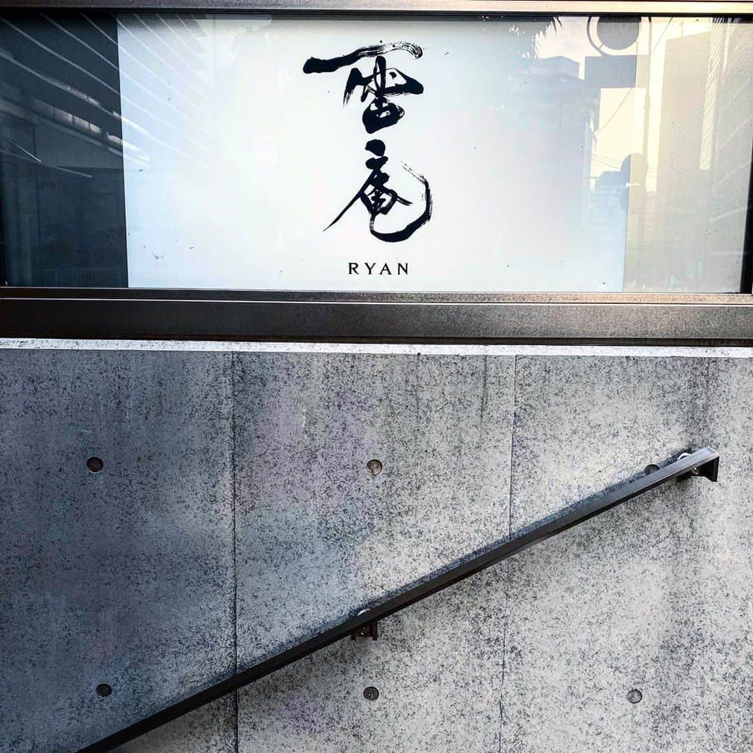 りーまるさんのインスタグラム写真 - (りーまるInstagram)「お蕎麦で有名と思いきや、、 スワイプしてね▶︎▶︎▶︎ ・ ・ ・ ・ #東京グルメ#渋谷グルメ #グルメ女子#お蕎麦#和食ごはん   ・ ・ 和食が美味しすぎた @ryan_tokyo_japan 😳💓 ・ ・ ・ こちらはディレクターさん行きつけのお店で 少し前に連れて行ってもらいました🐕✨ ・ ・ 牡蠣はぶりんぶりんだし、 ウニの茶碗蒸しも絶品だし 「うひゃーー🤩」の連続💫 ・ ・ それとおいてある日本酒も面白くて、 2つめの動画のスパークリングは酵母入りだから 生きてるみたい！ 開けるまでの過程すらワクワクでした🥳 （お兄さん真剣🙊笑） ・ ・ ・ 自分の行きたいとこいくのもいいけど、 誰かのおすすめグルメ連れてってもらえるのってすごく嬉しいかったなぁ🐶💭 ・ ・ 最後、 「もうお腹いっぱい食べれなそう」って言ってたのに 完食したお蕎麦は 言うまでもなく美味しかったです🤤💓💓 ・ ・ ・ ごちそうさまでした💐 （また絶対行っちゃうな🤭✨） ・ ・ ・ #雷庵 #和食 #りーまるグルメ　  ・  #グルメ好きな人と繋がりたい #食いしん坊 #日本酒#日本酒好きな人と繋がりたい #日本酒女子#食べるの好きな人と繋がりたい #笑顔#生牡蠣#食べるの好きな人と繋がりたい #飯テロ#飯テログラム #スパークリング日本酒   ・ ・ ・ ・ ・  ・ ・  〈 撮影依頼募集中〉 8月のお仕事依頼お受けしてます♪ DMくださると嬉しいです💐 よろしくお願い致します☺︎ ・ ・ ・ ・ ・ ・  #りーまる #サロモ #サロンモデル #インフルエンサー #フリーモデル#撮影データ #撮影モデル募集 #広告モデル #ポートレートモデル #カメラマンさんと繋がりたい」8月10日 22時58分 - riii_maru162cm