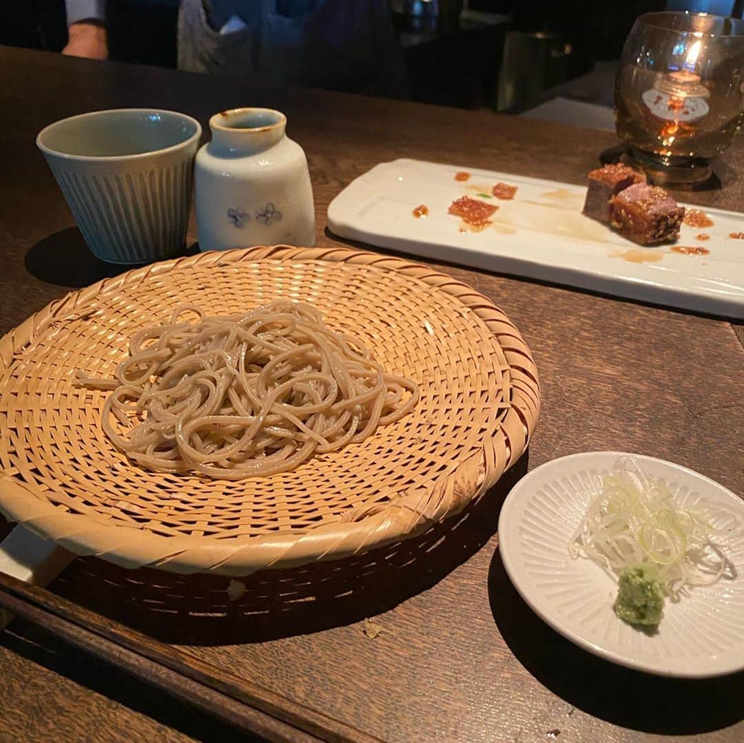 りーまるさんのインスタグラム写真 - (りーまるInstagram)「お蕎麦で有名と思いきや、、 スワイプしてね▶︎▶︎▶︎ ・ ・ ・ ・ #東京グルメ#渋谷グルメ #グルメ女子#お蕎麦#和食ごはん   ・ ・ 和食が美味しすぎた @ryan_tokyo_japan 😳💓 ・ ・ ・ こちらはディレクターさん行きつけのお店で 少し前に連れて行ってもらいました🐕✨ ・ ・ 牡蠣はぶりんぶりんだし、 ウニの茶碗蒸しも絶品だし 「うひゃーー🤩」の連続💫 ・ ・ それとおいてある日本酒も面白くて、 2つめの動画のスパークリングは酵母入りだから 生きてるみたい！ 開けるまでの過程すらワクワクでした🥳 （お兄さん真剣🙊笑） ・ ・ ・ 自分の行きたいとこいくのもいいけど、 誰かのおすすめグルメ連れてってもらえるのってすごく嬉しいかったなぁ🐶💭 ・ ・ 最後、 「もうお腹いっぱい食べれなそう」って言ってたのに 完食したお蕎麦は 言うまでもなく美味しかったです🤤💓💓 ・ ・ ・ ごちそうさまでした💐 （また絶対行っちゃうな🤭✨） ・ ・ ・ #雷庵 #和食 #りーまるグルメ　  ・  #グルメ好きな人と繋がりたい #食いしん坊 #日本酒#日本酒好きな人と繋がりたい #日本酒女子#食べるの好きな人と繋がりたい #笑顔#生牡蠣#食べるの好きな人と繋がりたい #飯テロ#飯テログラム #スパークリング日本酒   ・ ・ ・ ・ ・  ・ ・  〈 撮影依頼募集中〉 8月のお仕事依頼お受けしてます♪ DMくださると嬉しいです💐 よろしくお願い致します☺︎ ・ ・ ・ ・ ・ ・  #りーまる #サロモ #サロンモデル #インフルエンサー #フリーモデル#撮影データ #撮影モデル募集 #広告モデル #ポートレートモデル #カメラマンさんと繋がりたい」8月10日 22時58分 - riii_maru162cm