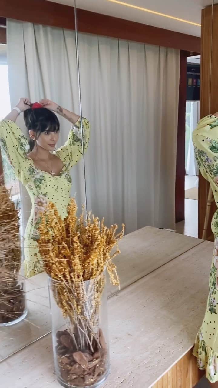 Gabriela Salesのインスタグラム：「Lacrinhas, o que acham desse tipo de post de tour com videozinho mostrando os lugares que eu for bem completinho? Acho massa que me dá uma sensação que eu trouxe vocês comigo aqui. Eu curto e vocês? ❤️ Voltando pela 4ª vez em Pipa, no hotel @sombraeagua que eu amo」