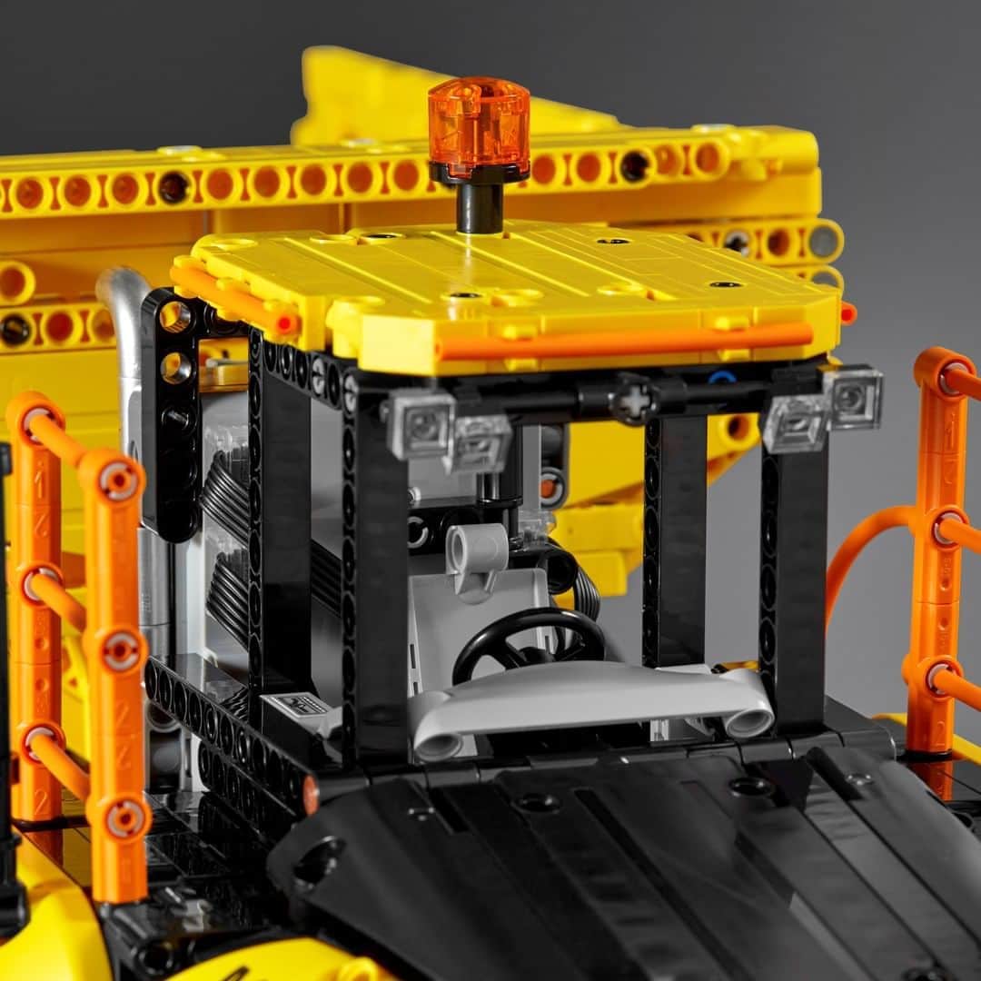 LEGOさんのインスタグラム写真 - (LEGOInstagram)「This is @volvoce biggest articulated hauler yet, and now you get to build it! 😮 #LEGO #LEGOTechnic #VolvoCE」8月10日 23時00分 - lego