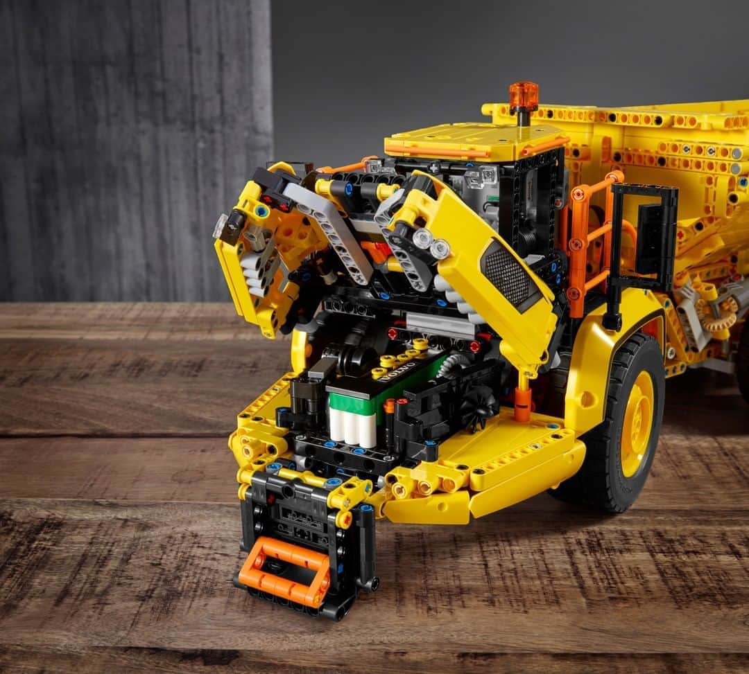 LEGOさんのインスタグラム写真 - (LEGOInstagram)「This is @volvoce biggest articulated hauler yet, and now you get to build it! 😮 #LEGO #LEGOTechnic #VolvoCE」8月10日 23時00分 - lego
