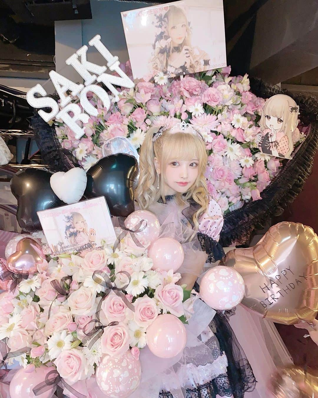 さきぼんさんのインスタグラム写真 - (さきぼんInstagram)「生誕でお姫様にしてくれてありがとう🥺🖤🎀 . ブーケ型のフラスタ！世界一かわいかった🖤🎀  ゆうかちゃんからの卓上フラスタはサプライズ😭！本当にかわいい… れれすうちぃあやぷありがと😡！ . 生きてて1番映えてたし幸せ♡ ありがとうございました！ . . #フラスタ #フラワースタンド #地雷 #地雷女子 #アイドル衣装 #生誕祭 #さきぼん生誕🎀 #さきぼんオフ会 #アドミレ」8月10日 23時10分 - sakibon69