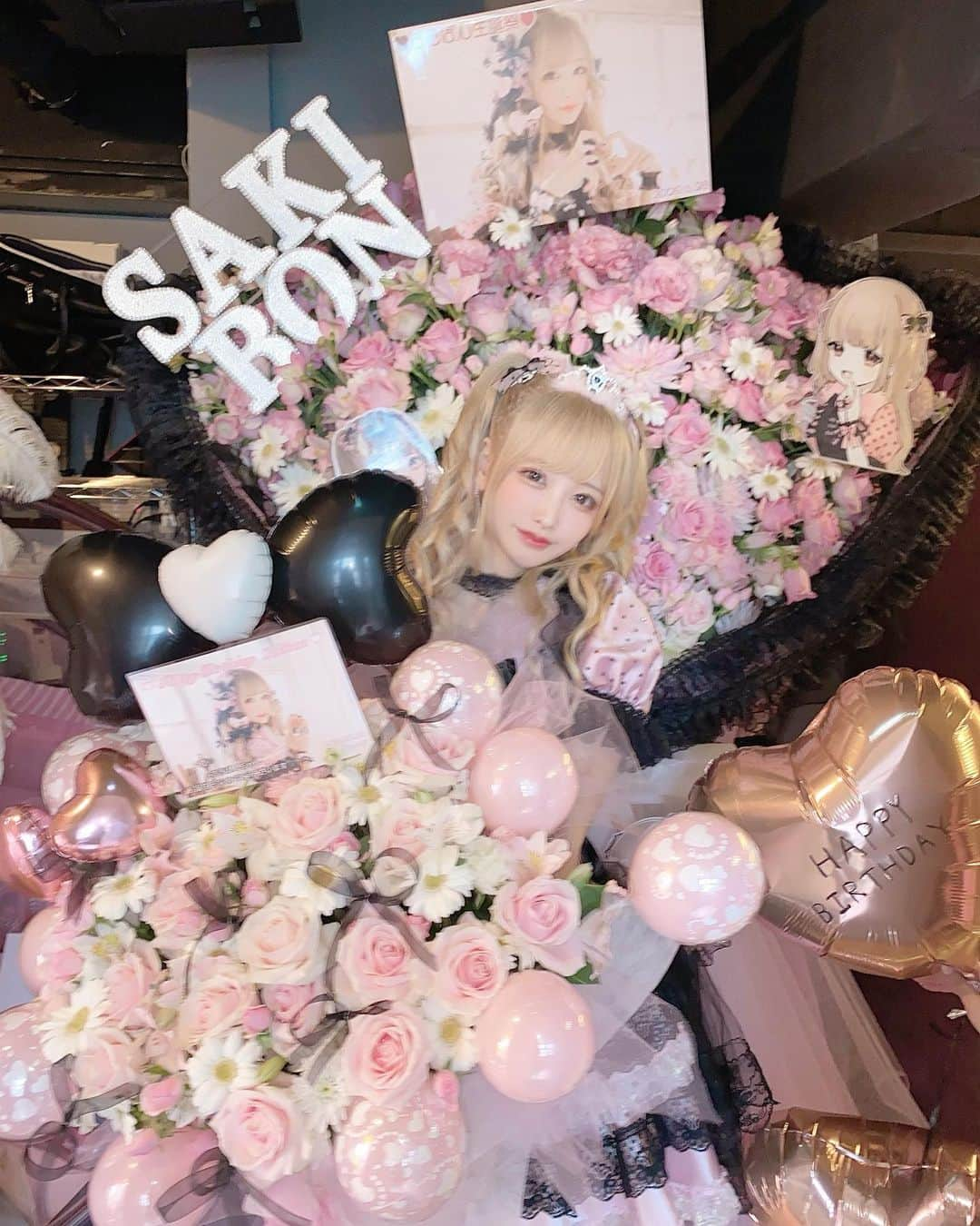 さきぼんさんのインスタグラム写真 - (さきぼんInstagram)「生誕でお姫様にしてくれてありがとう🥺🖤🎀 . ブーケ型のフラスタ！世界一かわいかった🖤🎀  ゆうかちゃんからの卓上フラスタはサプライズ😭！本当にかわいい… れれすうちぃあやぷありがと😡！ . 生きてて1番映えてたし幸せ♡ ありがとうございました！ . . #フラスタ #フラワースタンド #地雷 #地雷女子 #アイドル衣装 #生誕祭 #さきぼん生誕🎀 #さきぼんオフ会 #アドミレ」8月10日 23時10分 - sakibon69