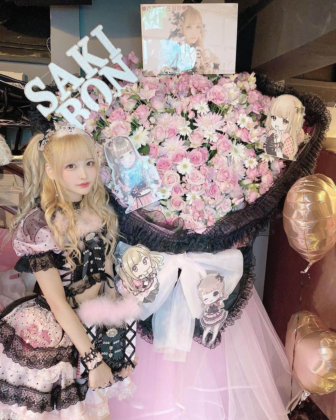 さきぼんさんのインスタグラム写真 - (さきぼんInstagram)「生誕でお姫様にしてくれてありがとう🥺🖤🎀 . ブーケ型のフラスタ！世界一かわいかった🖤🎀  ゆうかちゃんからの卓上フラスタはサプライズ😭！本当にかわいい… れれすうちぃあやぷありがと😡！ . 生きてて1番映えてたし幸せ♡ ありがとうございました！ . . #フラスタ #フラワースタンド #地雷 #地雷女子 #アイドル衣装 #生誕祭 #さきぼん生誕🎀 #さきぼんオフ会 #アドミレ」8月10日 23時10分 - sakibon69