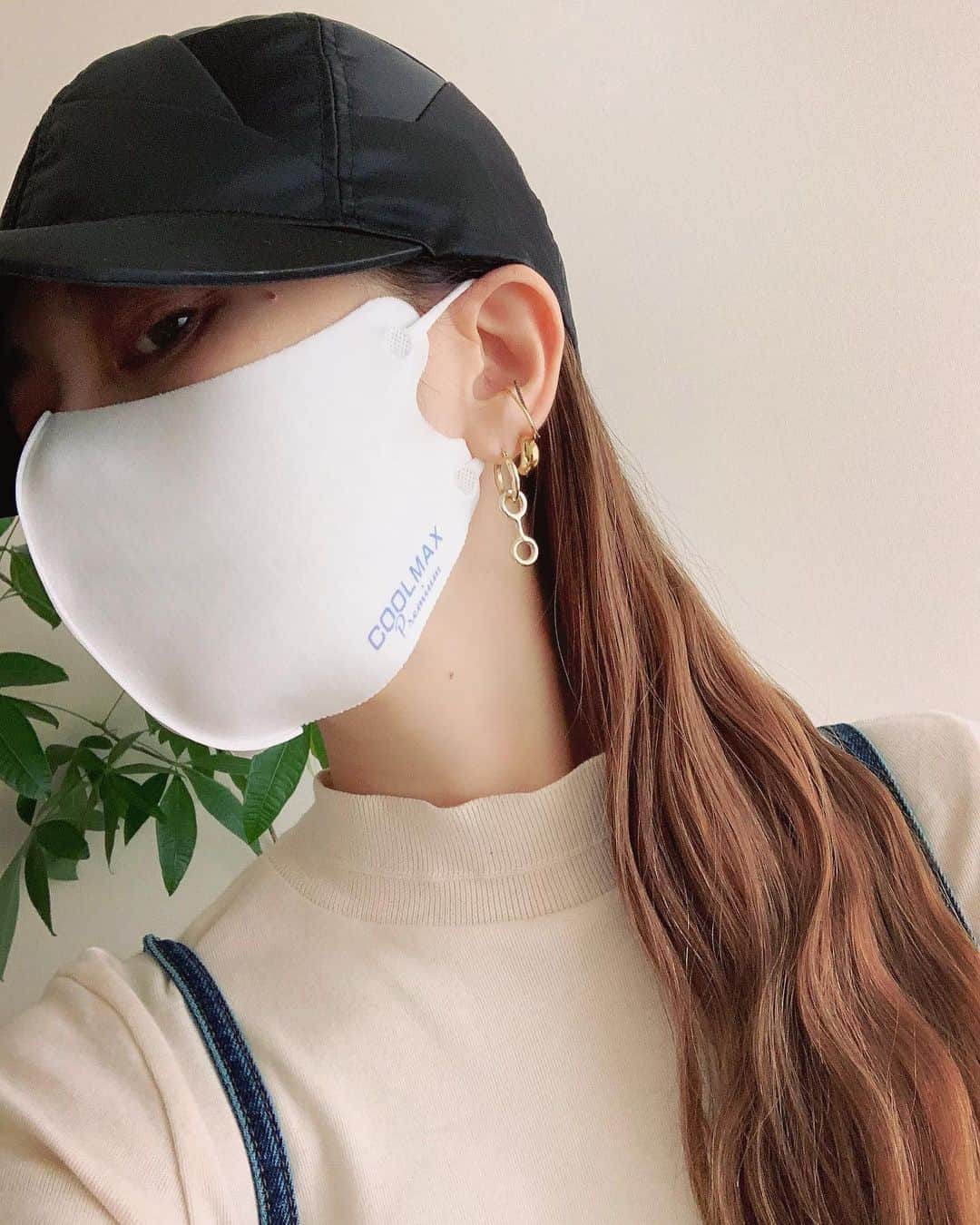 小柳ゆきのインスタグラム：「暑いですね〜お元気ですか？ . . Nack5収録で出会ったこのマスク。 ほんとにヒンヤリ！😳  暑いですが皆さんも体調気をつけましょうね〜！ . . さて！8/17の配信ライブまであと１週間となりました😊 またカウトダウンなんぞを始めてみようも思います。 なぜか、たまに日にちが増えたりしちゃうカウントダウンですが笑、お付き合い頂ければ幸いです🙇‍♂️  配信ライブまであと〜 ‼️7日‼️  . . #coolmax #マスク #配信ライブ #カウントダウン #小柳ゆき」