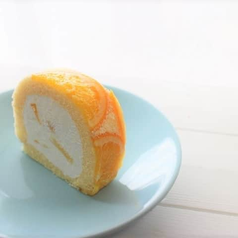 Shinkinedo Group inc.さんのインスタグラム写真 - (Shinkinedo Group inc.Instagram)「. . 🍊Summer fruits Roll🍊 . 爽やかなオレンジの香りが… . フルーティーさをアップ！ . こっそり混ざった レモンピールの風味が よりいっそう，さっぱりとした美味しさに。 . . 暑い日には、アイスロールもおすすめです。 価格1,620円(税込) . https://shop.shinkinedo.com/fs/shinkinedo/a-a762-1  #新杵堂 #オレンジ好きな人と繋がりたい #オレンジケーキ好きな人と繋がりたい #おうち時間　#ロールケーキ #お菓子ギフト　#おうちカフェ #うちカフェ #ごほうびスイーツ#お取り寄せスイーツ#サマーフルーツ#オレンジケーキ #おうちスイーツ#アンチエイジング #オレンジソース #フルーツケーキ #sweetspic  #sweetstagram #instadessert #푸드스타그램 #일본음식 #좋아요반사 #자신에게포상 #맞팔 #달콤한남자 #집스위」8月10日 23時09分 - shinkinedo