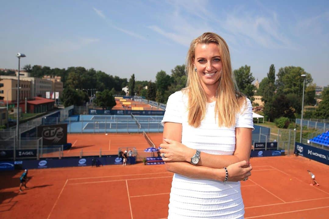 PetraKvitovaさんのインスタグラム写真 - (PetraKvitovaInstagram)「Paying a little visit to @tennispragueopen 👋」8月10日 23時13分 - petra.kvitova