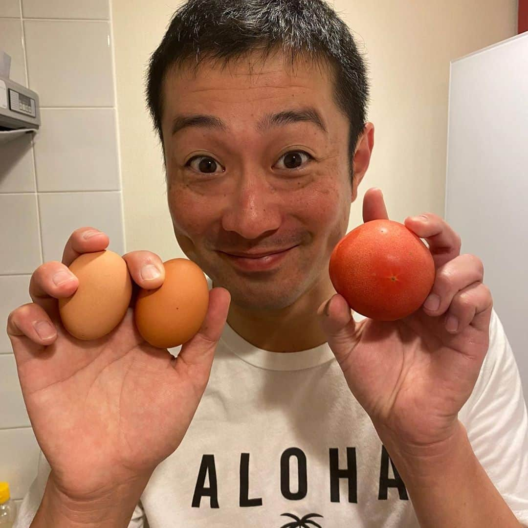 宮下純一さんのインスタグラム写真 - (宮下純一Instagram)「トマトウィーク🍅今日はトマトと豚バラと卵の炒め物🥰さっぱりトマトの酸味が気持ちよくバクバク食べられました😁そして先日鹿児島から送られてきた黒豚の角煮も添えてみました❣️トマトウィーク何気にいけますね😄#おうちご飯 #トマトウィーク #トマトと豚バラの卵炒め #黒豚の角煮 #どんどん鹿児島」8月10日 23時15分 - junichi1017