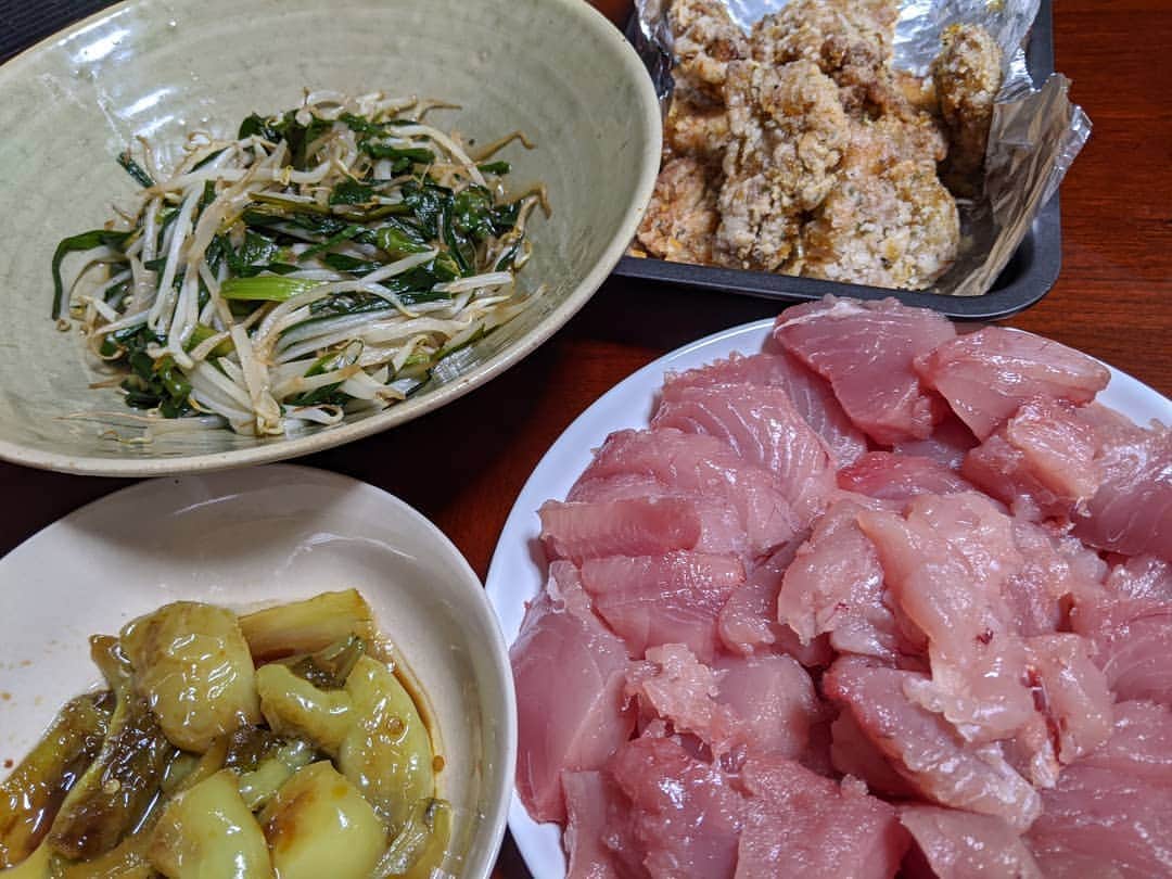 山部朱里のインスタグラム：「. . 【主人がまぐろを釣ってきた&捌いてくれた！】 ①命をいただくってこういうことなんですね。一口食べて足ぴーんってするくらい美味しかった。 まさかマグロを釣ってきてくれるなんて思ってなかったから、薬味何も用意してなくて、、テンションあがって鶏肉の唐揚げも作っちゃったよね。この他にも中落ちもありました！ ②テンションあがって唐揚げです 久しぶりの唐揚げは、久しぶりのもも肉です。衣は鰹節と片栗粉でカラッとザクっと。 ③油を吸ったニラが好き ニラともやしの油炒め！めんつゆのみ。ご飯にも合う。 ④ししとうの甘辛炒め ママ友のお母様が育てた立派なししとう頂きました。油で炒めて砂糖醤油でこちら箸止まらなかった。 . . #おうちごはん #お家ごはん  #料理 #自炊 #節約 #簡単料理 #簡単レシピ #時短 #晩ごはん #マグロ #まぐろ #お刺身 #釣り  #子育て #育児 #年子ママ  #男の子baby  #年子兄弟  #年子」