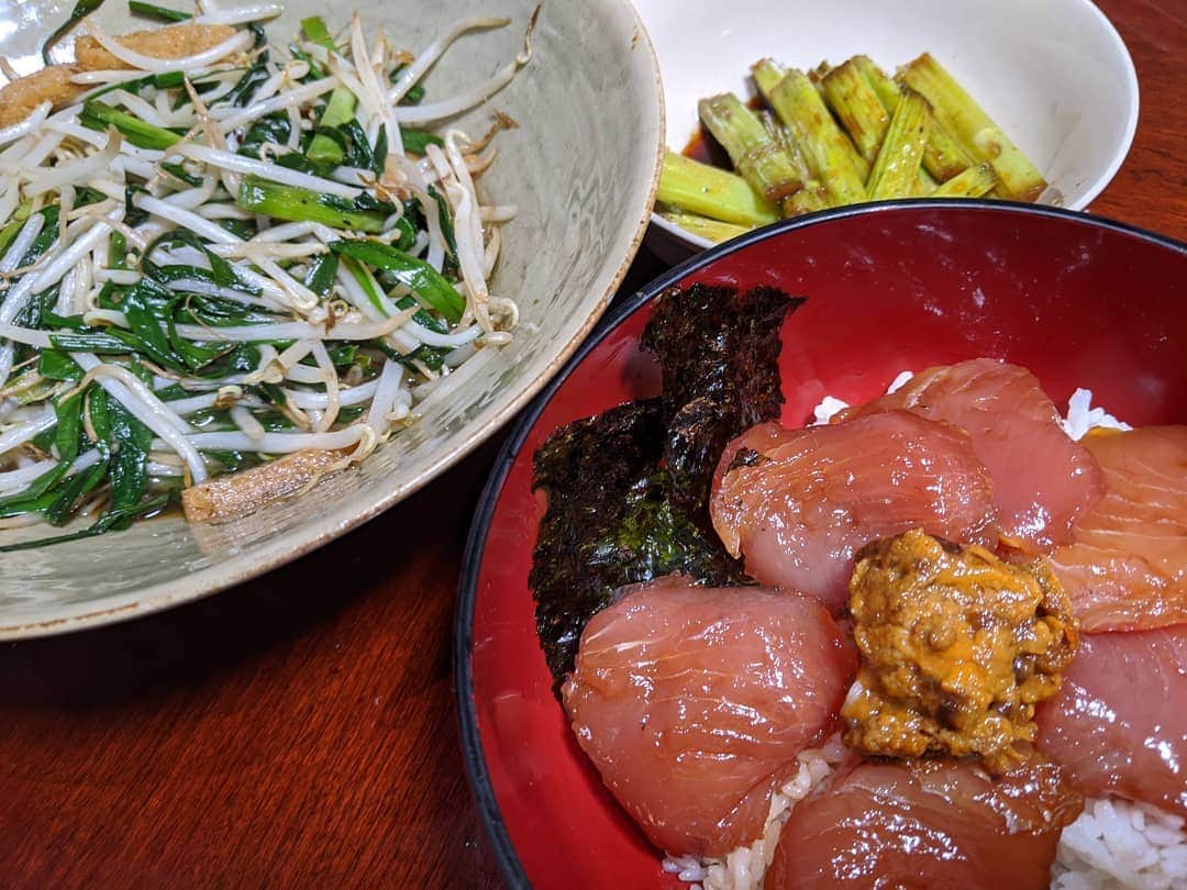 山部朱里のインスタグラム：「. . 【主人がマグロを釣ってきた翌日ごはん。】 ①漬け丼！！！ お酒みりんを鍋にかけて少し沸騰させて、冷ましてからお醤油いれて漬けました。頂きものの冷凍ウニを前日夜から解凍させておいたのである。おいしかったなあ。 ②50円のアスパラ！ 写真は１袋の半分くらい。安かったから３袋買っちゃった。油で炒めてお砂糖お醤油のみ！クタッとした食感としゃきっとした繊維と間違いない甘辛いタレがうまくできて褒めました。自分を。 ③２日連続で作るくらい好きなの。ニラ炒め。 もやしはクタクタよりもしゃきっとした食感残してある方がいいかも？でもクタクタも好きなんだよなー。きざみあげもいれました。 . . #おうちごはん #お家ごはん  #料理 #自炊 #節約 #簡単料理 #簡単レシピ #おかず #時短 #マグロ #まぐろ #釣り #子育て #年子 #育児 #年子兄弟  #男の子baby  #ママ」