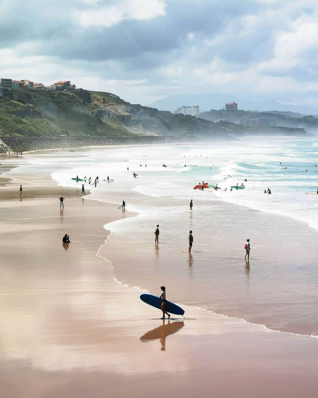 オールバーブラウンのインスタグラム：「We are thrilled to announce a further French store location this week, situated in the charming seaside town of Biarritz in southwestern France, our new store embodies a beach vibe with an Instagram-worthy lifeguard tower as the centrepiece. Visit us today at 4 Avenue De L’Impératrice, Biarritz, 64200. 🏄  Store details ☎️📧 to book personal appointments found via the link in bio.  📷 by @_ccil_  #DoseOfSun #OBsAroundTheWorld #OrlebarBrown」