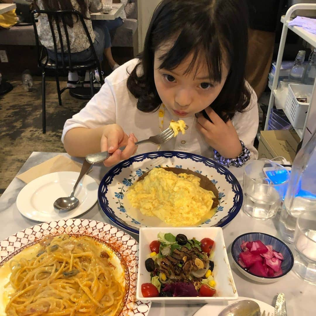 ジェウンさんのインスタグラム写真 - (ジェウンInstagram)「날씨요정과 함께한 한남동 나들이🧚🏻‍♀️ 꾸덕꾸덕 초특급 맛있는 파슽하도 먹고 코로나19 이후 처음으로 전시회도 다녀왔지요😃 올해는 유난히 비피해가 상당하네요.. 장미야 저리가아~~~~🌪 . . #잰 #재은#태풍을뚫고#한남동데이트#현대카드스토리지#오스제미오스」8月10日 23時23分 - jaen_mom