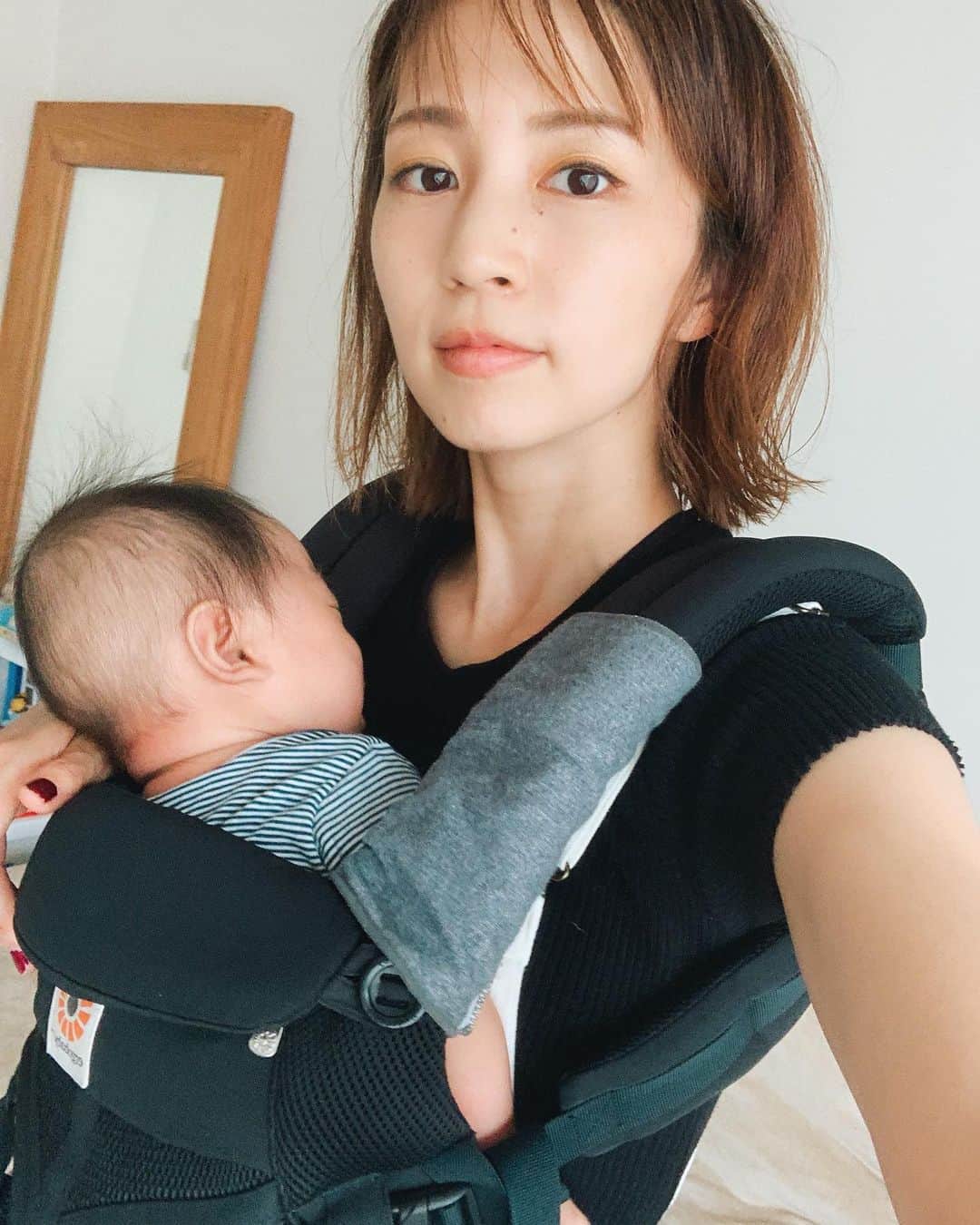安田美沙子さんのインスタグラム写真 - (安田美沙子Instagram)「寝なーい。そんな時は家で抱っこ紐。背中スイッチのある弟は抱っこ紐が欠かせません。 . . . そして兄は、多分赤ちゃん返りです👶反抗するし、赤ちゃんの面倒を見てねと言う割に立ったまま抱っこー！って言うし、パパじゃなくママがいい！って駄々をこねる。 おもちゃを出しまくり、かまって欲しいのか、怒って欲しいのか。 上手な言葉も、どことなく赤ちゃんぽくなって。。。 . . . 強がっている部分と、寂しくて甘えたいのが共存しているのが伝わって切なくなりました😭 初めての感情なんだろうな。どうしていいか分からないよね。 沢山ギューとして、安心をあげられたらいいなぁ。 . . . カオスなおもちゃ💦ママとパパが大事にして欲しくて買ったおもちゃ、大事にして欲しいよ、悲しいよ、と伝えました。 言葉にならない言葉を発していたけど、ちょっと休憩しようねと赤ちゃんに使ってた毛布をかけたらすぐ寝た。まだ赤ちゃんみたい。 . . . 沢山甘えたいお年頃。きちんと向き合って行きたいと思いました。 長々とすみません。がんばろー！」8月10日 23時24分 - yasuda_misako