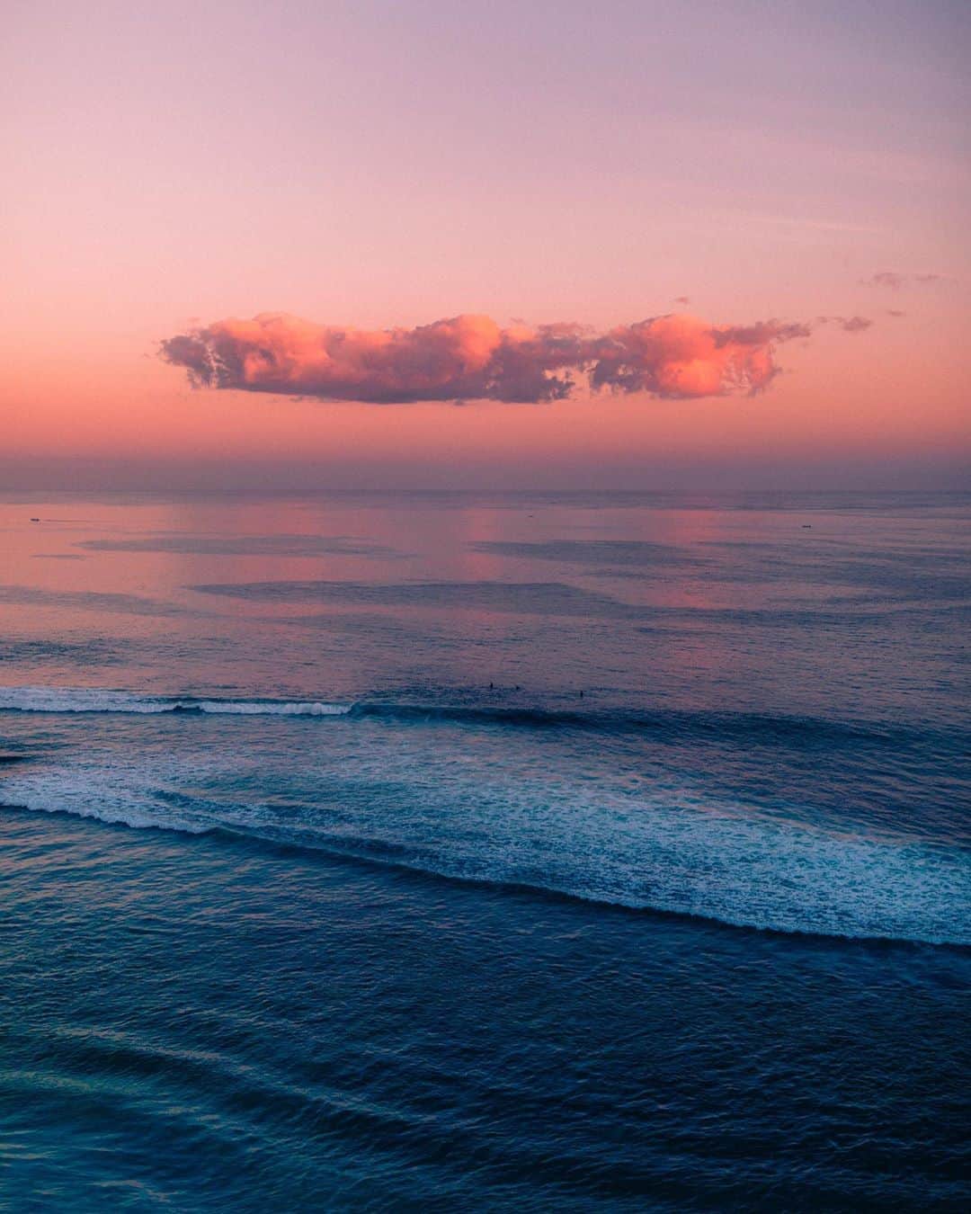 リリー＝ローズ・メロディのインスタグラム：「Colorful morning in Uluwatu ✨」