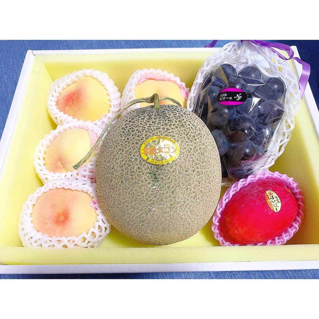 寺下智香（プロボウラー）のインスタグラム：「最近頂いたフルーツ🥭🍈🍑🍇💕 どれも美味しかった💓 ありがとうございました😊  #フルーツ #マンゴー #メロン #桃 #ぶどう #最高 #幸せ #フルーツ大好き」