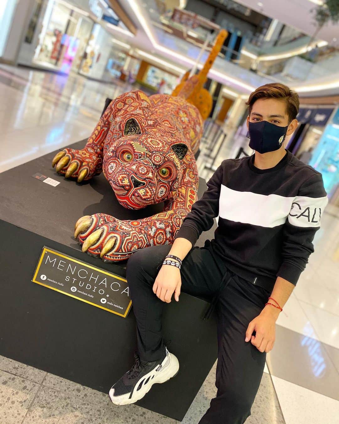 Donovan Carrillo Suazoのインスタグラム：「El fin de semana, con sus debidas precauciones, visité la galería "Alma del Jaguar" de @menchaca.studio  ubicada en Paseo Interlomas en donde tuve la oportunidad y el honor de escuchar todas las experiencias del creador de dichas obras César Menchaca.   No les quiero contar más, pero esperen algo increíble que vamos hacer en conjunto con el fin de resaltar el arte mexicano」