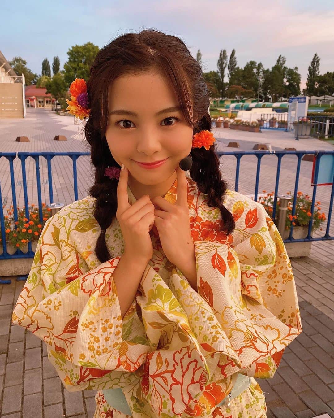 のインスタグラム：「* CDTVライブ！ライブ！ 夏フェス4時間スペシャル  生放送で浴衣を着ました🧡 浴衣ってやっぱり夏ー！って感じで テンション上がります😆🌻  髪型はあみこみツイン 四つ編みでボリュームを 出してもらいました✨  今日は暑かったので、 汗かきなわたしは 前髪上げちゃいました😂  見てくださった皆さん ありがとうございました！ このあと、プレミアMelodi X！ ぜひご覧ください🤍  #cdtvライブライブ #cdtv #浴衣 #浴衣女子 #浴衣ヘアアレンジ #あみこみアレンジ #akb48 #ngt48」