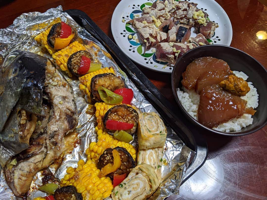 山部朱里のインスタグラム：「. . 【主人がマグロを釣ってきた最終回】 ①か、か、か、かま焼きー！！ 金曜日土曜日日曜日とハードスケジュールで、主人のマグロがなかったら何食べてたかなってくらい疲れてしまっていた。そんな最終回の昨日はカマ焼き。適当に塩お酒オリーブオイルにんにくを刷り込んでオーブンにお任せ！！周りのおかずは、とうもろこしの唐揚げだけ私が作ってて、ナスもパプリカも卵焼きもママ友からのおすそ分け！お料理上手なママ友ありがとう！！ ②カツオも釣ってた！のでタタキにしてくれた こちら主人作。私何もしてない。楽させてくれてありがとう。 ③いやもう昨日と同じ漬け丼 もう何もしてない。ただ乗せただけ。 . . #おうちごはん #お家ご飯 #料理 #自炊 #節約 #簡単料理 #簡単レシピ #時短 #マグロ #まぐろ #釣り #カマ焼き  #かま焼き  #マグロのカマ焼き  #カツオのたたき  #カツオ  #魚料理  #魚  #我が子はお魚さんのことをおさなかさんと言うよ」