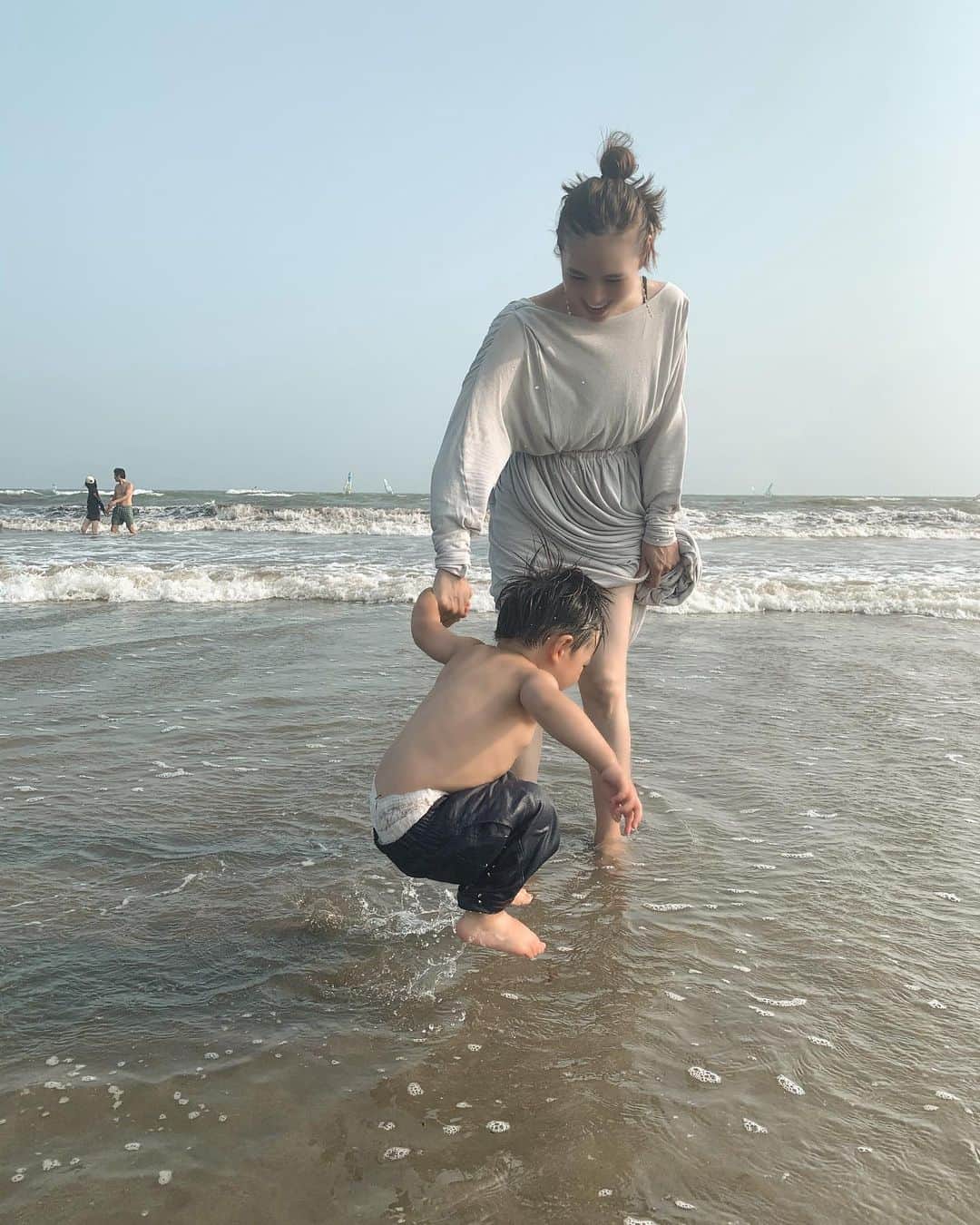 日下部ゆいこさんのインスタグラム写真 - (日下部ゆいこInstagram)「. . 息子との 「1.2.3ジャーンプ！！」 が1度も合わないやつ。 . . 頭から海水被っても 楽しそうにして遊んでいた息子。 . ちょっと足パシャパシャ予定が 全身ずぶ濡れでした。 . . その後の泥遊びの 全身泥だらけのコンボだよ。 . . #海#息子#男の子#男の子ママ#ママ#2歳」8月10日 23時39分 - yuiko_kusakabe