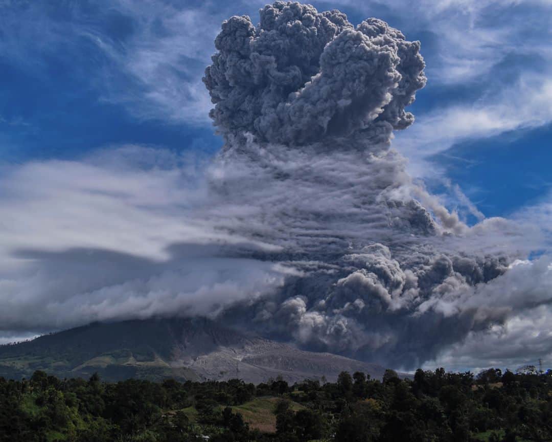 AFP通信さんのインスタグラム写真 - (AFP通信Instagram)「AFP Photo 📷 @Anto Sembiring - Mount Sinabung spews thick ash and smoke into the sky in Karo, North Sumatra on August 10, 2020.」8月10日 23時46分 - afpphoto
