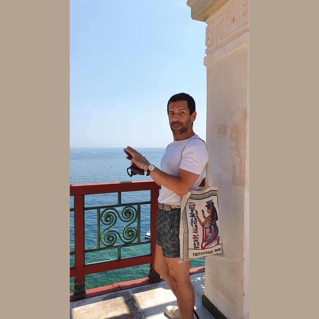 アレクシマビーユのインスタグラム：「Riviera visit #villakerylos @alexismabille #greekstyle #greekhouse #antic #anticvibes #archeology #tresure #splendor #holidays #seaside #blueskye #lookoftheday picture @v_in_ce_n_t」