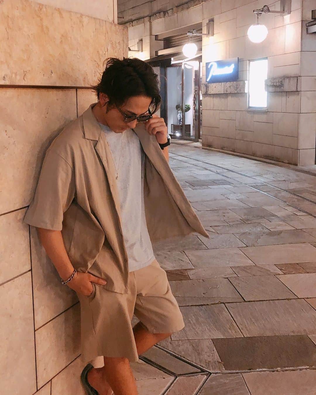 石鍋正寿のインスタグラム：「@bark_manhattan__official   USAコットン オープンカラー半袖シャツ＆ショートパンツのセットアップ👕👖  僕はベージュを選んだよー✨ 足元次第では、どこ行くにでもハマるのでとても使いやすいです👍  今ならZOZOTOWNにて、タイムセールでセットアップが25％OFFになりますので、是非みてみてね！ ・ ・  #BARKMANHATTAN #バークマンハッタン」