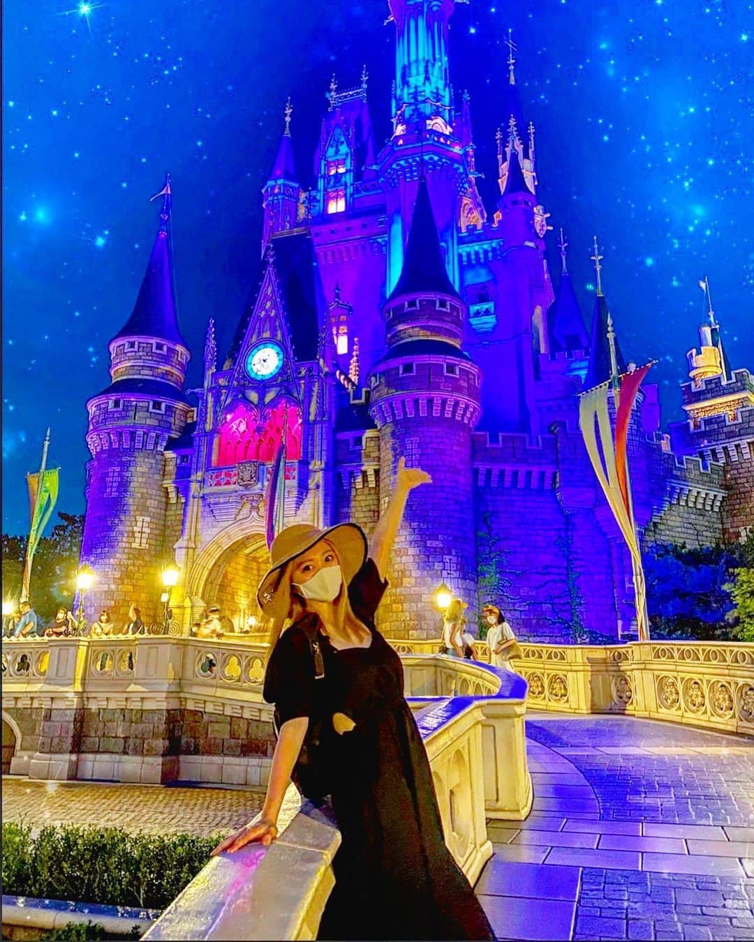 のインスタグラム：「🏰✨🏰✨🏰✨. * 夜のシンデレラ城も綺麗…🌈💖✨. 夜景はノーマルカメラが. 1番綺麗だねっっ😎💕❤️. #disney #disneyland #tokyodisneyresort #tokyodisneyland #disneygram #follow #me #disneylife #nightphotography #nightview #ディズニー #ディズニーランド #東京ディズニーランド #東京ディズニーリゾート #シンデレラ城 #ディズニー写真部 #グラビア #恵比寿マスカッツ #松本ゆん #팔로우 #팔로미 #팔로우미 #메이크업샷 #셀피 #셀스타그램 #얼스타그램 #여행스타그램 #일본여행」