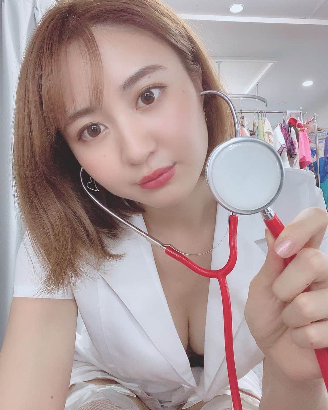 依東杏奈のインスタグラム：「0時のナースです💉💗 今日も1日お疲れ様でした🙇‍♀️。  #ナース #コスプレ #グラドル自撮り部」